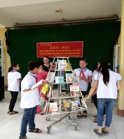 Ảnh: các em học sinh hưởng ứng tuần lễ học tập suốt đời